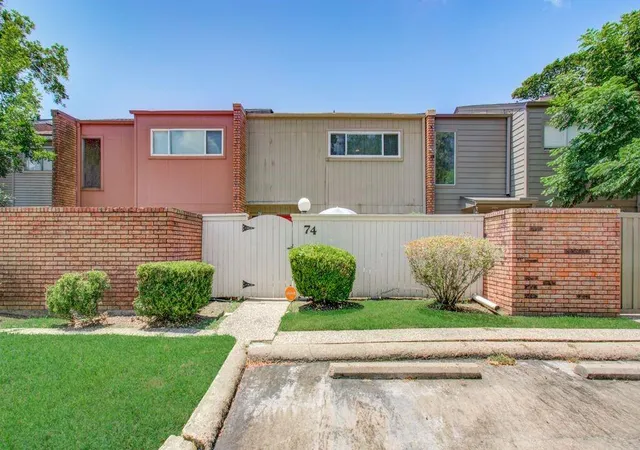 2nd image of 74 Cayenne Comn, Lake Jackson, TX 77566 | MLS# 11856419