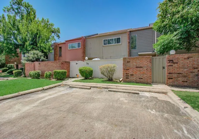 3rd image of 74 Cayenne Comn, Lake Jackson, TX 77566 | MLS# 11856419