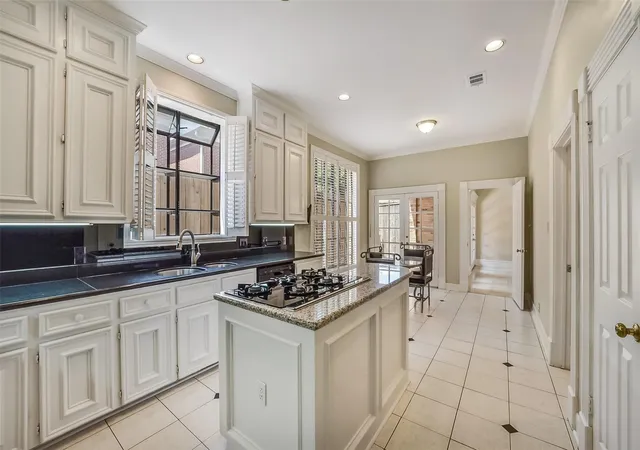 3rd image of 1605 Nantucket Dr #B, Houston, TX 77057 | MLS# 78331281