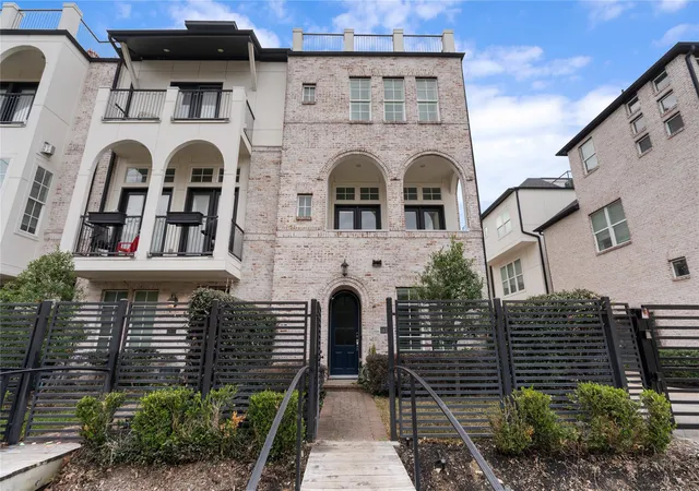 2nd image of 2613 Maxroy St, Houston, TX 77007 | MLS# 75113938