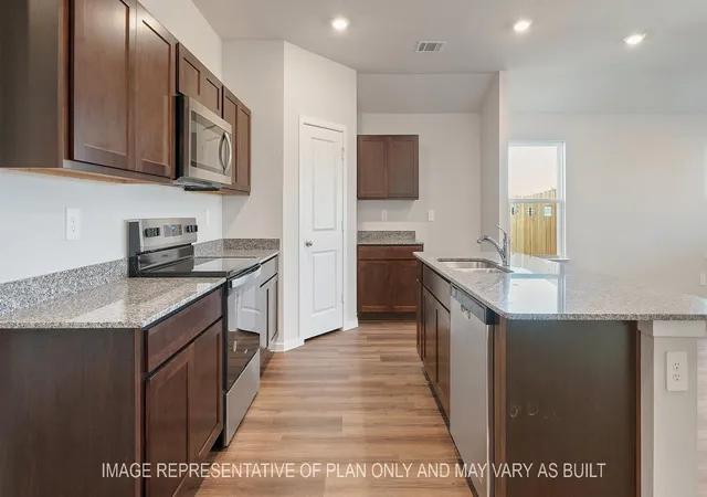 5th image of 1005 Legrand St, Brenham, TX 77833 | MLS# 86777538