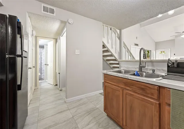 Listing Photo 5 - Condo for sale in building located at 11917 Bob White Dr, Houston, TX 77035 - Unit #14-885