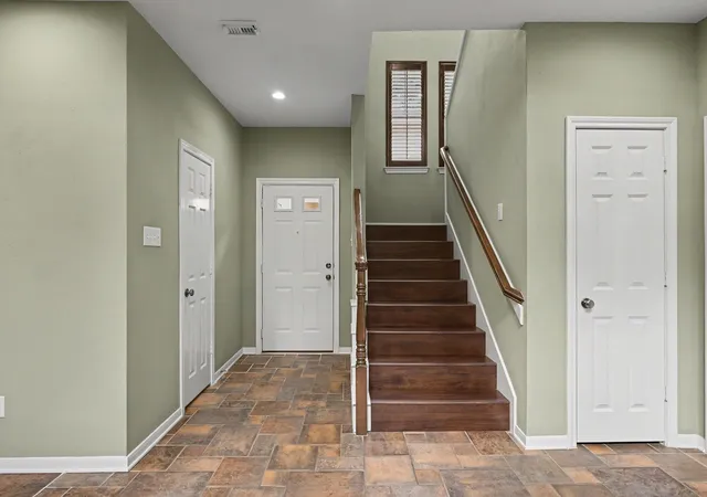 Listing Photo 5 - Condo for sale in building located at 73 Scarlet Woods Ct, Spring, TX 77380