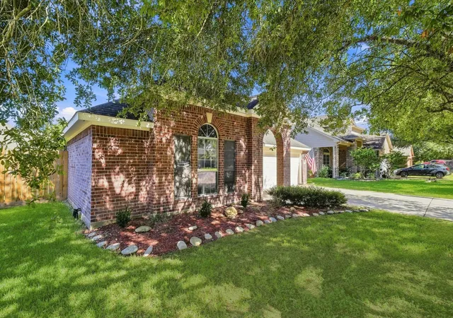 Photo 3 of Single family home for sale at 318 Magnolia Estates Dr, League City, TX 77573 | MLS# 57752195 | Listing updated on 2026-09-19