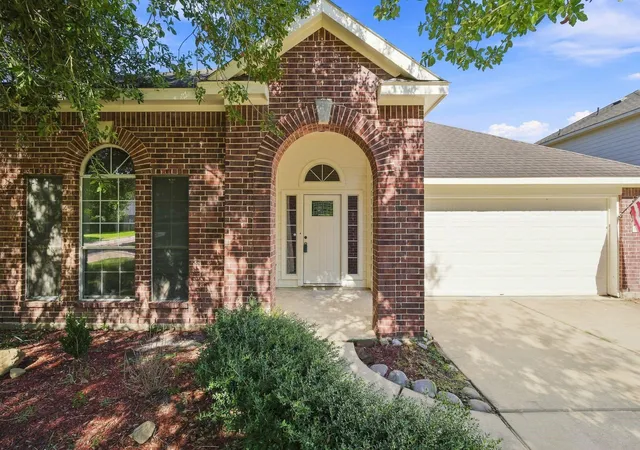 Photo 3 of Sale Pending at 318 Magnolia Estates Dr, League City, TX 77573 | MLS# 57752195 | Listing updated on 2026-10-10
