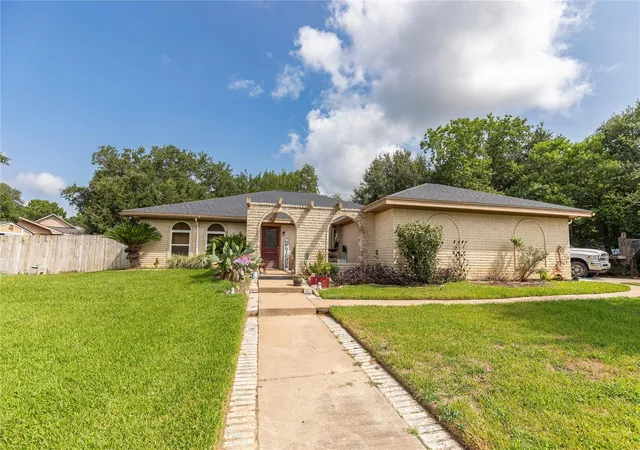 Single family home for sale at 116 Briarwood Ln, Bellville, TX 77418 | MLS# 52595607