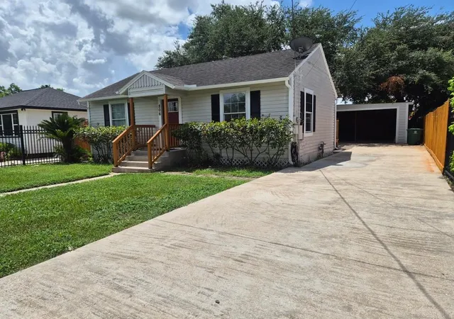 Photo 2 of Single family home for sale at 806 Gale St, Houston, TX 77009 | MLS# 29048634 | Listing updated on 2026-09-06