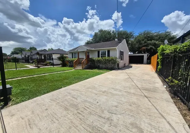 Photo 3 of Single family home for sale at 806 Gale St, Houston, TX 77009 | MLS# 29048634 | Listing updated on 2026-09-06