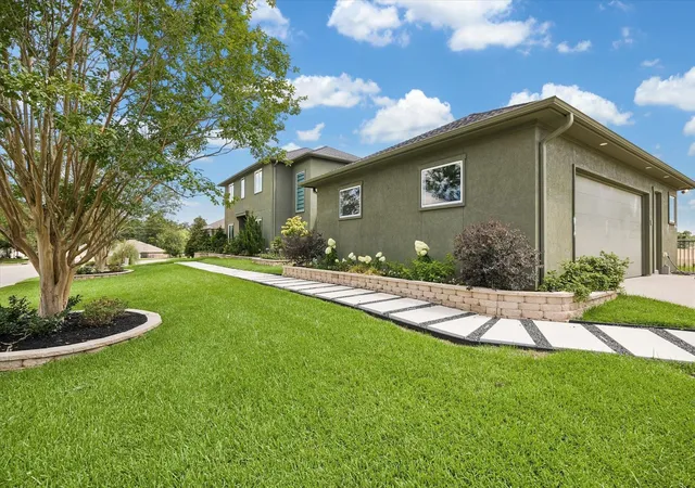 Photo 3 of Sale Pending at 12313 White Oak Pointe, Conroe, TX 77304 | MLS# 34377315 | Listing updated on 2026-08-24