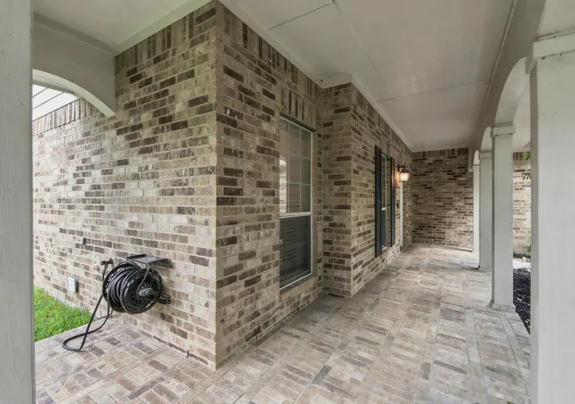 Photo 3 of Sale Pending at 83 N Creekmist Pl, Conroe, TX 77385 | MLS# 26982235 | Listing updated on 2026-09-09