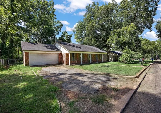 2nd image of 207 E Homewood Dr, Crockett, TX 75835 | MLS# 29763949