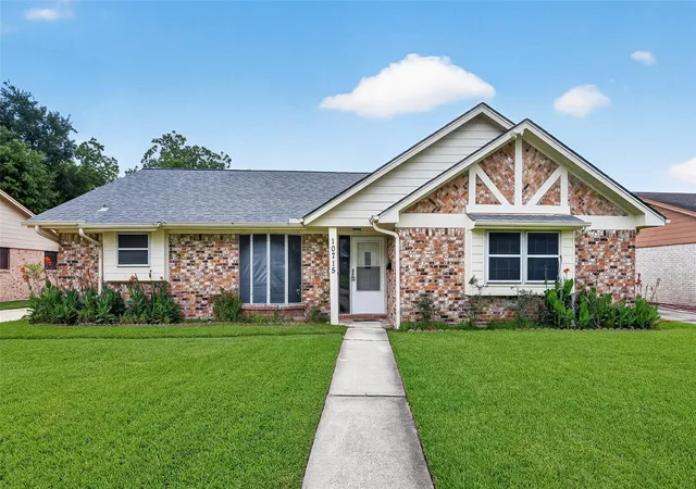 Photo 1 of Sale Pending at 10715 Sagewind Dr, Houston, TX 77089 | MLS# 67568103 | Listing updated on 2026-09-17