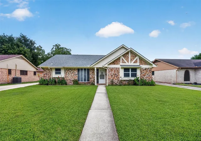 Photo 2 of Sale Pending at 10715 Sagewind Dr, Houston, TX 77089 | MLS# 67568103 | Listing updated on 2026-09-17