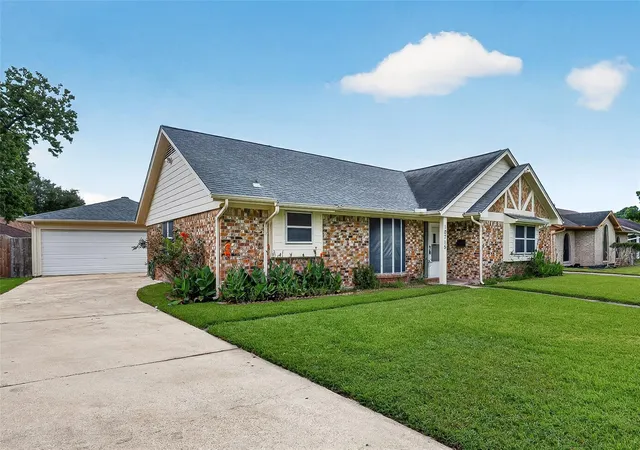 Photo 3 of Sale Pending at 10715 Sagewind Dr, Houston, TX 77089 | MLS# 67568103 | Listing updated on 2026-09-17