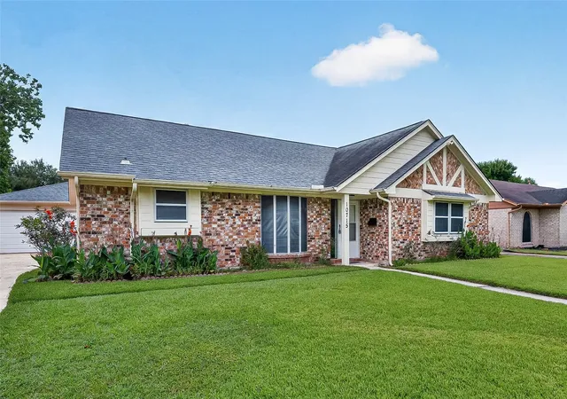 Photo 3 of Sale Pending at 10715 Sagewind Dr, Houston, TX 77089 | MLS# 67568103 | Listing updated on 2026-09-17