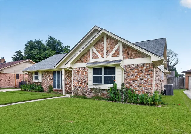 Photo 4 of Sale Pending at 10715 Sagewind Dr, Houston, TX 77089 | MLS# 67568103 | Listing updated on 2026-09-17