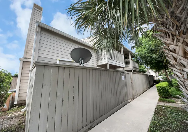 5th image of 9512 Windswept Ln, Houston, TX 77063