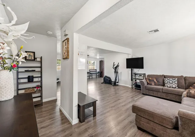 4th image of 4502 Sage Cir, Baytown, TX 77521 | MLS# 85934272