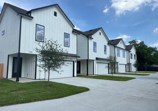 Photo 2 of Single family home for sale at 1308 Duff Ln, Houston, TX 77022 | MLS# 84226085 | Listing updated on 2026-09-16