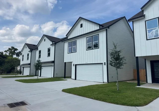 Photo 3 of Single family home for sale at 1308 Duff Ln, Houston, TX 77022 | MLS# 84226085 | Listing updated on 2026-09-16