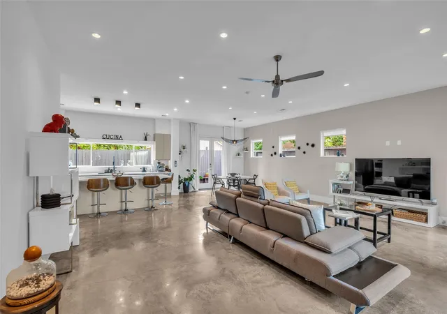 Photo 4 of Single family home for sale at 1216 Malone St, Houston, TX 77007 | MLS# 61272350 | Listing updated on 2026-09-15
