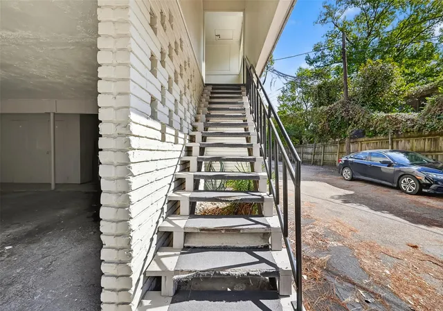 2nd image of 909 Silber Rd, Houston, TX 77024