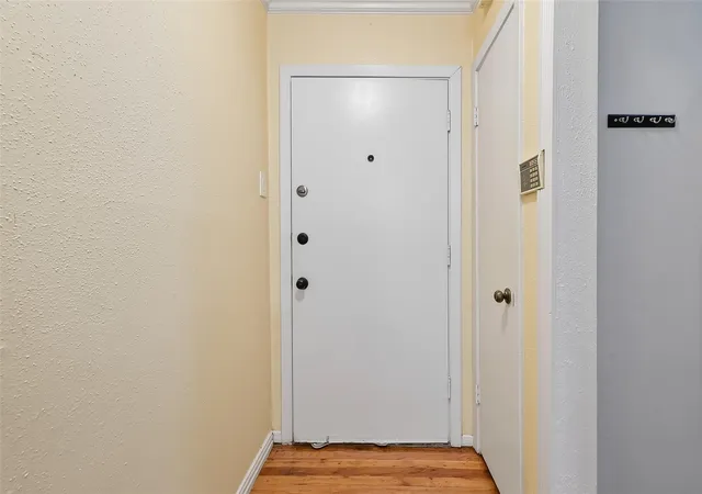 3rd image of 909 Silber Rd, Houston, TX 77024