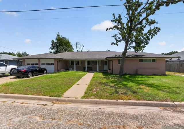 1st image of 380 S Wilson Ave, Giddings, TX 78942 | MLS# 82408138