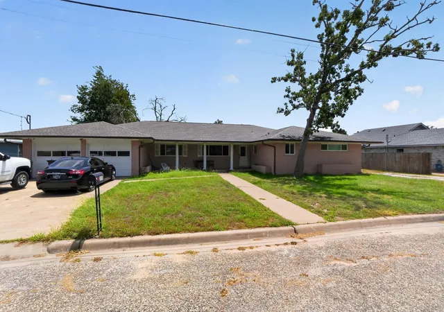 26th image of 380 S Wilson Ave, Giddings, TX 78942 | MLS# 82408138