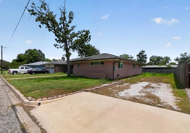 2nd image of 380 S Wilson Ave, Giddings, TX 78942 | MLS# 82408138