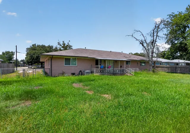 3rd image of 380 S Wilson Ave, Giddings, TX 78942 | MLS# 82408138