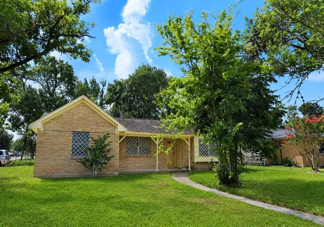 1st image of 101 Hickory St, Lake Jackson, TX 77566 | MLS# 14012921