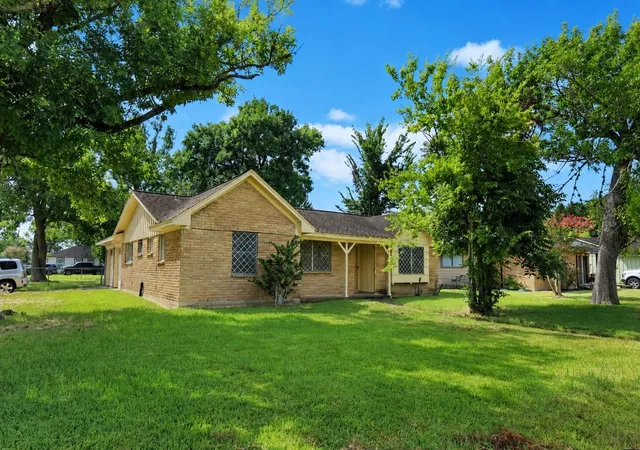 2nd image of 101 Hickory St, Lake Jackson, TX 77566 | MLS# 14012921