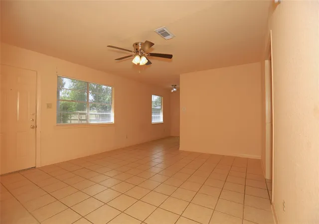 Photo 4 of Single family home for sale at 101 Hickory St, Lake Jackson, TX 77566 | MLS# 14012921 | Listing updated on 2026-08-11