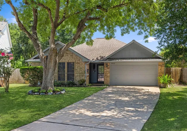 2nd image of 5919 Santa Fe Cir, Dickinson, TX 77539 | MLS# 66718512