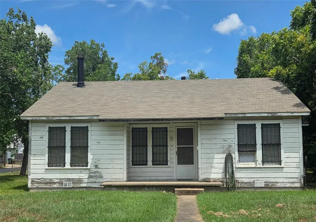 Photo 1 of Single family home for sale at 702 E Trinity St, Victoria, TX 77901 | MLS# 37995471 | Listing updated on 2026-09-19