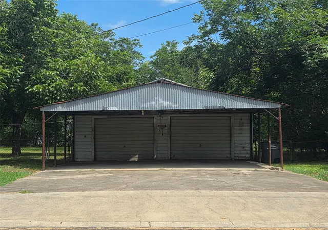 Photo 3 of Single family home for sale at 702 E Trinity St, Victoria, TX 77901 | MLS# 37995471 | Listing updated on 2026-09-19
