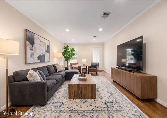 Photo 4 of Sale Pending at 1067 W 43rd Street, Houston, TX 77018 | MLS# 46844664 | Listing updated on 2026-08-28