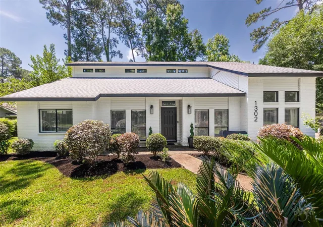 Photo 3 of Single family home for sale at 1302 Mustang Trl, Kingwood, TX 77339 | MLS# 95256528 | Listing updated on 2026-08-09