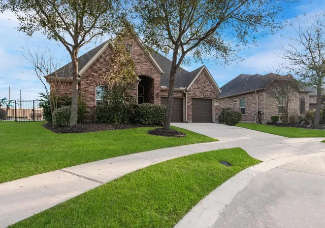 Photo 3 of Single family home for sale at 9335 Mystic Fls Ln, Humble, TX 77396 | MLS# 34250662 | Listing updated on 2026-09-07