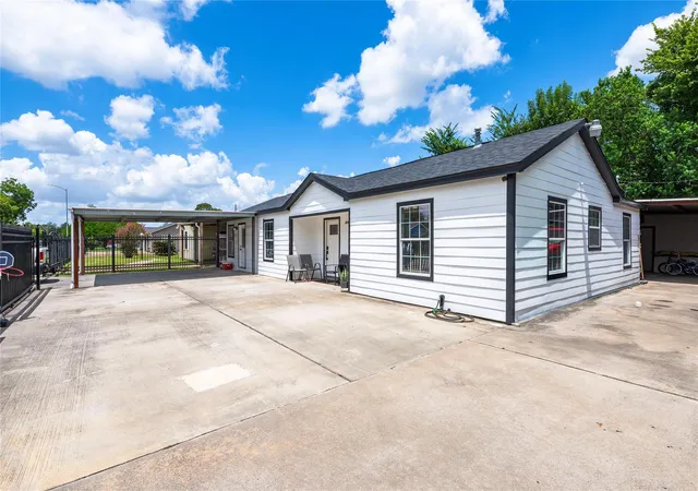 2nd image of 233 E Sunnyside St, Houston, TX 77076 | MLS# 55595730