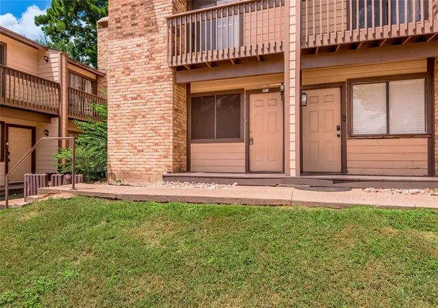 4th image of 2521 Crosstimbers St #B1, Huntsville, TX 77320 | MLS# 19088823