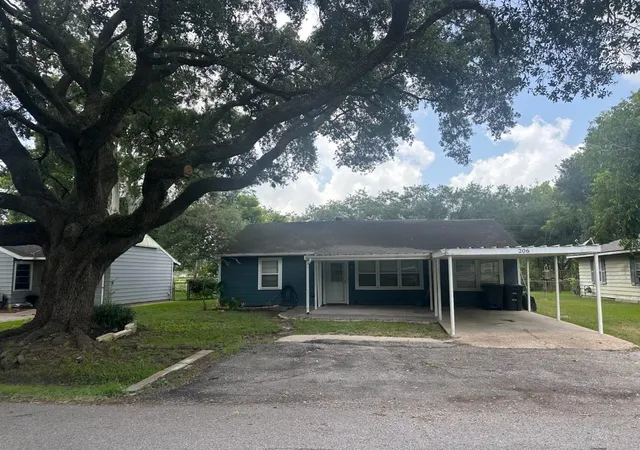 1st image of 206 Mclemore Dr, Alvin, TX 77511 | MLS# 66755791