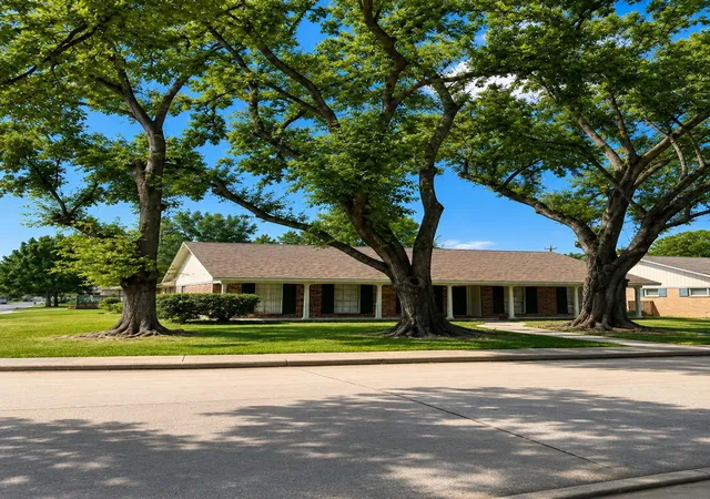 2nd image of 6123 Lynbrook Dr, Houston, TX 77057 | MLS# 81670946