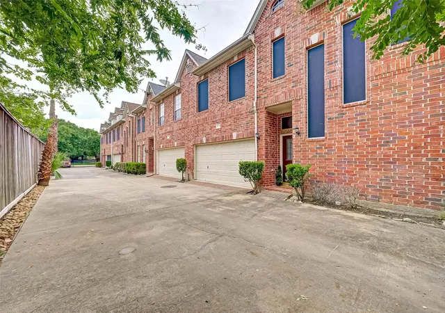 2nd image of 5917 Dolores St #D, Houston, TX 77057 | MLS# 13103219