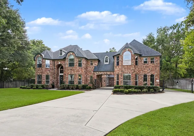 Photo 3 of Sale Pending at 9010 Willow Springs Ln, Conroe, TX 77302 | MLS# 75910716 | Listing updated on 2026-09-15