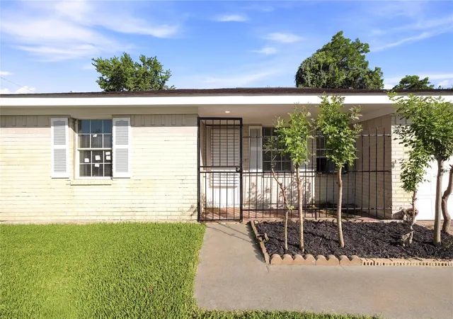 2nd image of 211 Estelle Cir, Texas City, TX 77591 | MLS# 79912804