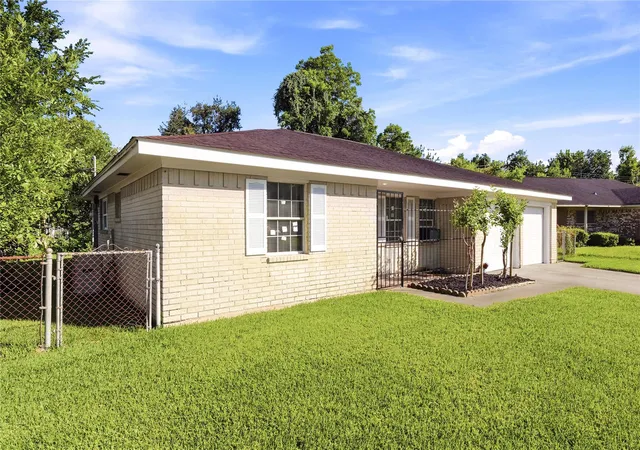 3rd image of 211 Estelle Cir, Texas City, TX 77591 | MLS# 79912804