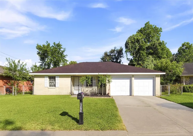 4th image of 211 Estelle Cir, Texas City, TX 77591 | MLS# 79912804