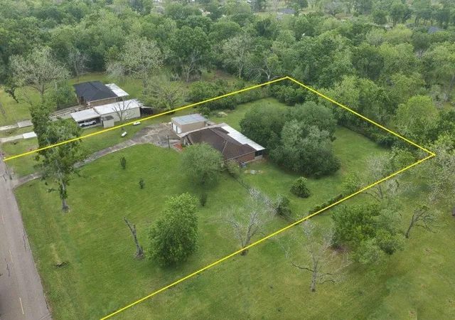 Photo 3 of Single family home for sale at 308 County Rd 893b, Angleton, TX 77515 | MLS# 64099600 | Listing updated on 2026-09-16